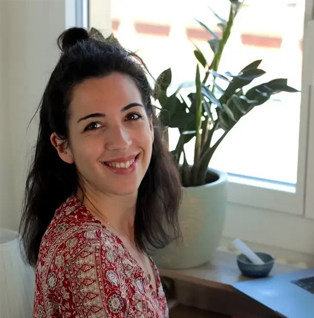 Photo de Laetitia Cazeaux allant avec son témoignage. Elle est à son bureau et regarde le spectateur.